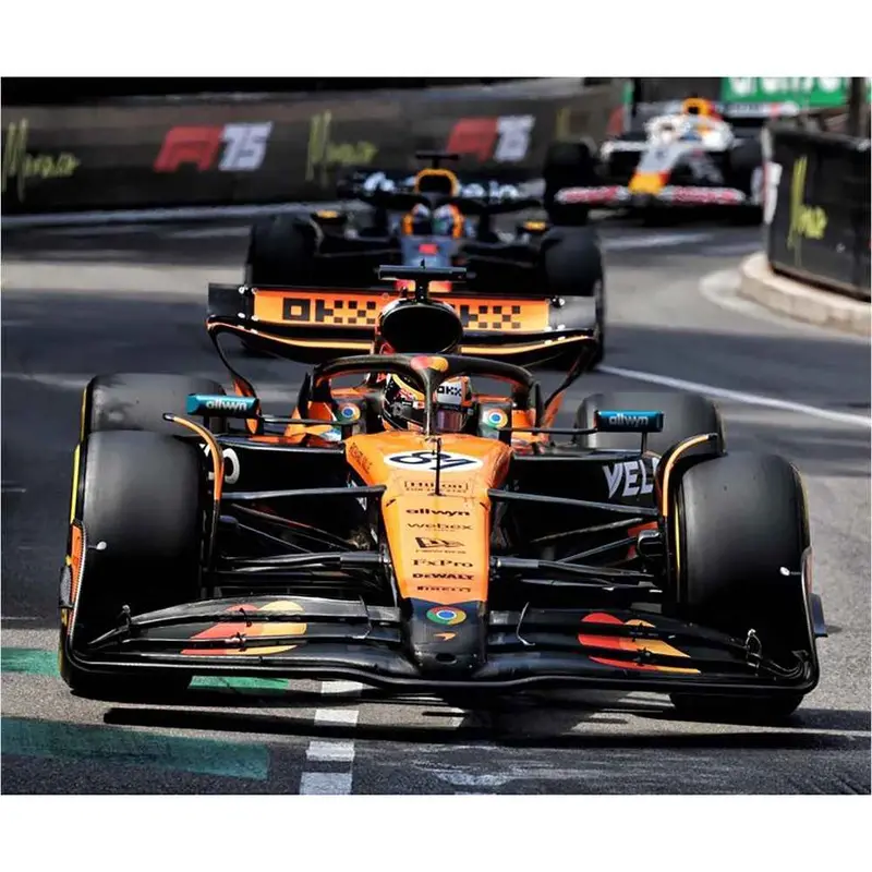 Bburago 38249P 1/43 Mclaren Mcl 39 No.81 Oscar Piastri With Helmet And Showcase 1