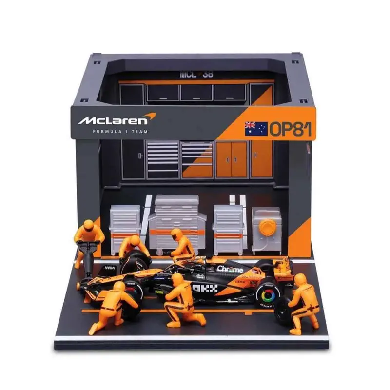 Bburago 38451 1/43 2024 No.81 Oscar Piastri Mclaren Pit Pass Competition Set 1